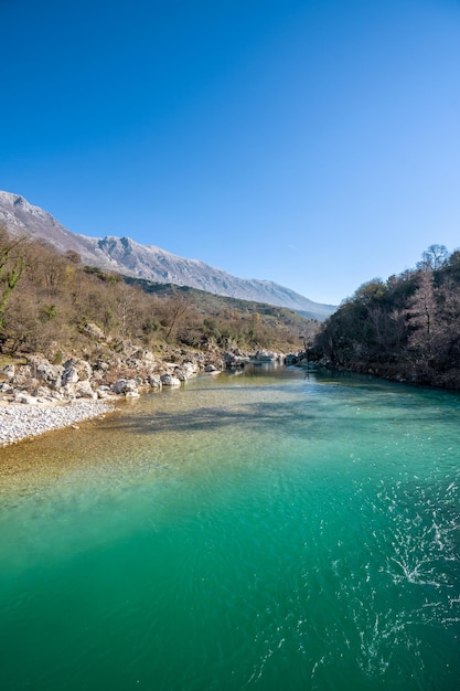 Rivière Vjosa dans le district de permet en Albanie