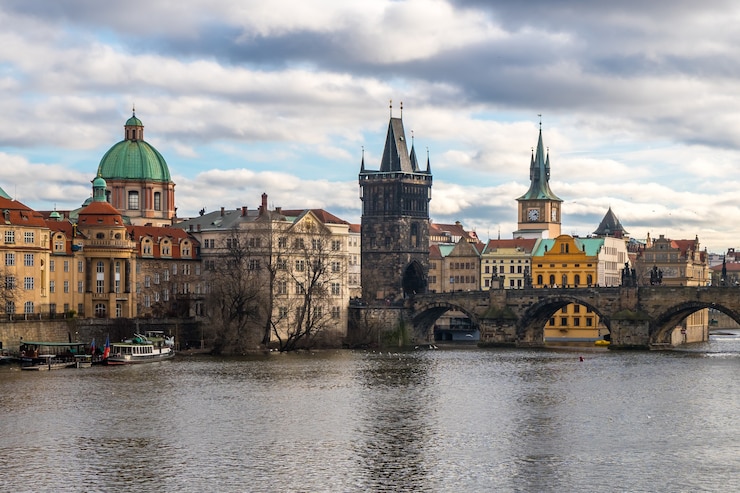 Photo rivière vltava et pont charles à prague, république tchèque.