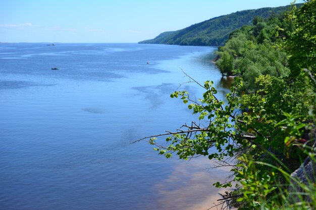 rivière avec vue sur les bateaux du haut de la colline