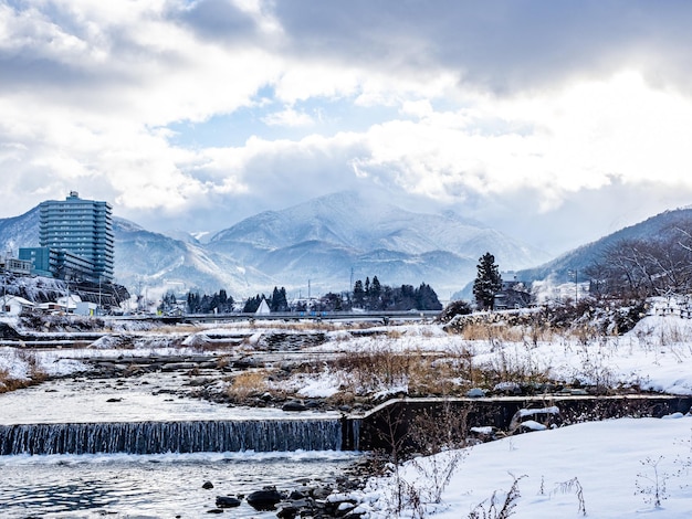 Photo la rivière yomase à yamanouchi, dans la préfecture de nagano, au japon