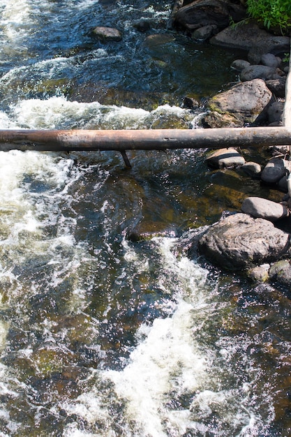 Rivières du nord de la montagne avec des rochers et une chute d'eau République de Carélie