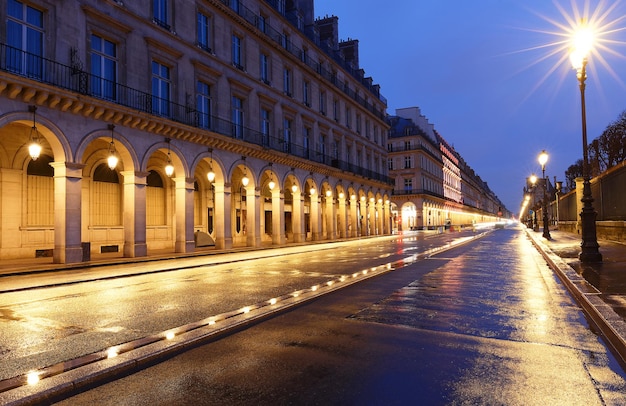 Photo rivoli est l'une des rues les plus célèbres de paris une rue commerçante dont les boutiques comprennent les noms les plus en vogue