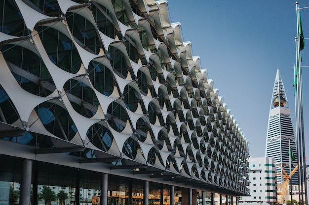 Riyad, Arabie saoudite - 6 novembre 2019 : vue en perspective de la façade de la Bibliothèque nationale King Fahad vers la tour Al Faisaliyah pendant l'heure bleue après le coucher du soleil.