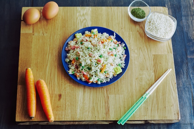 Riz 3 délices dans un plat en fibre de bambou avec bâtons de résine