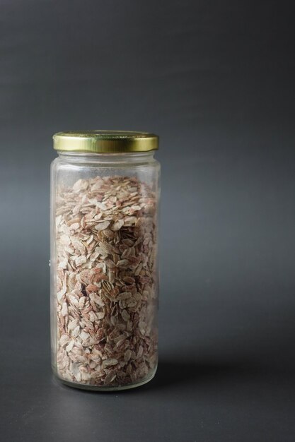 Riz aplati rouge dans un pot sur la table