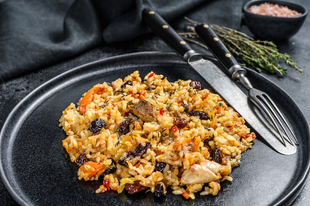 Riz assaisonné cuit dans la poêle