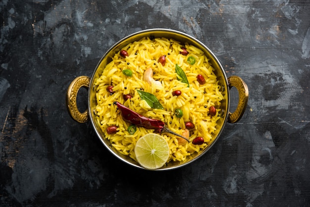 Le riz au citron ou fodnicha bhat est une recette de riz au curcuma ou de maharashtrian du sud de l'Inde utilisant des restes de riz garni de feuilles de curry de noix et de jus de citron, mise au point sélective