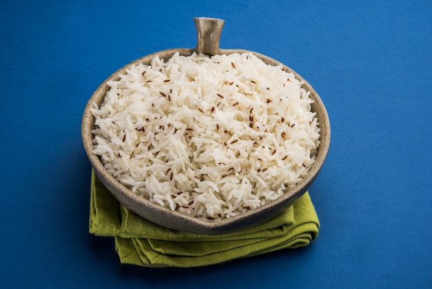 Riz au cumin ou riz indien Jeera sur fond coloré, mise au point sélective