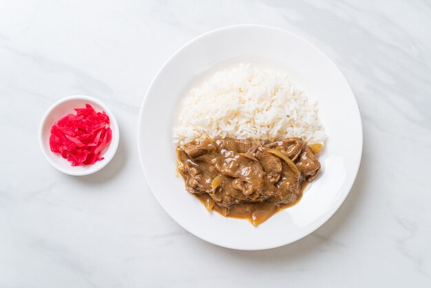 Riz au curry de boeuf en tranches