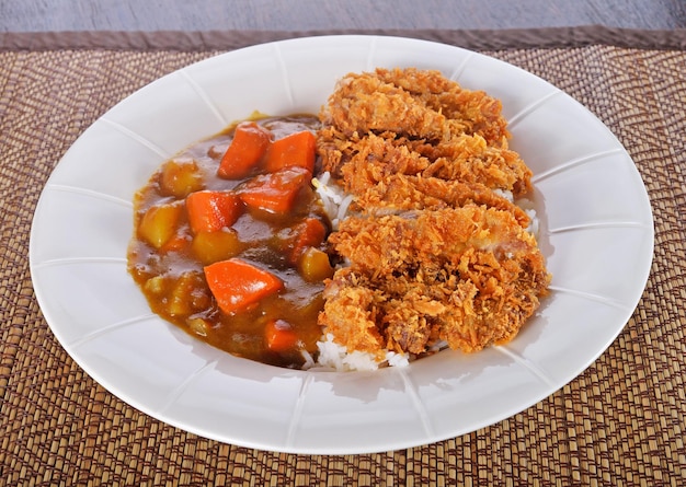 Riz au curry avec du porc frit à la japonaise