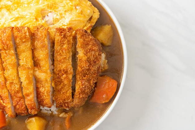 Riz au curry avec escalope de porc frite et omelette crémeuse