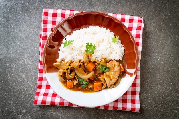 Riz au curry japonais avec carottes de porc tranchées et oignons