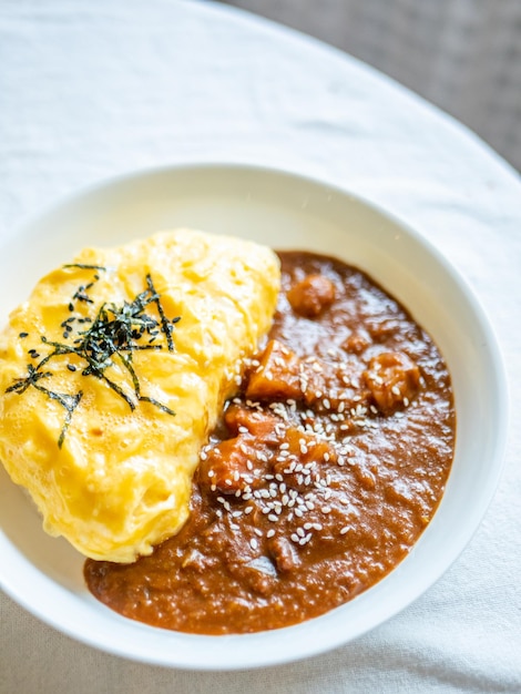 Riz au curry japonais avec omelette