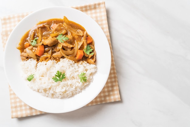 Riz au curry japonais avec tranches de porc, carotte et oignons