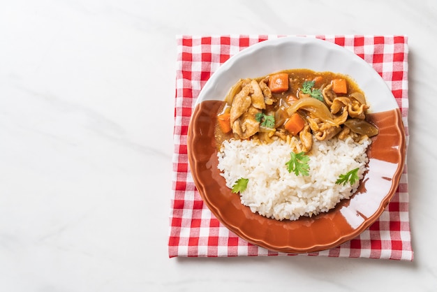 Riz au curry japonais avec tranches de porc, carotte et oignons