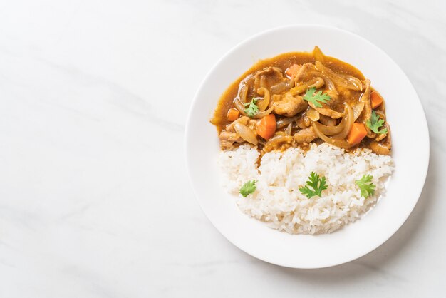 Riz au curry japonais avec tranches de porc, carottes et oignons