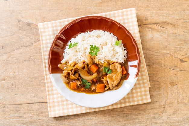 Riz au curry japonais avec tranches de porc, carottes et oignons