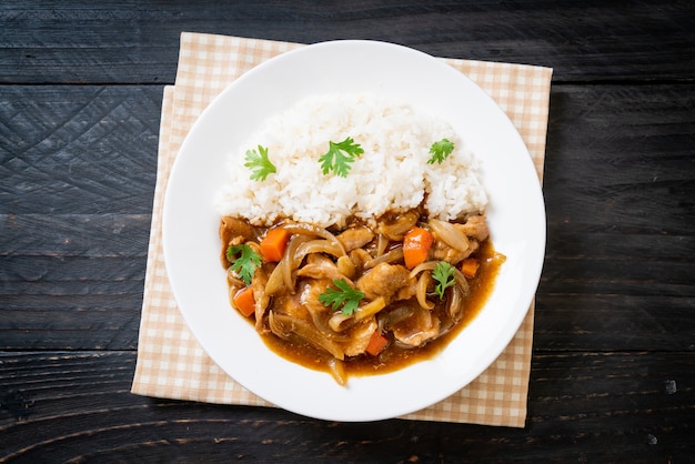 Riz au curry japonais avec tranches de porc, carottes et oignons