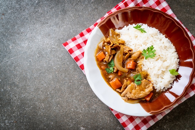 Riz au curry japonais avec tranches de porc, carottes et oignons