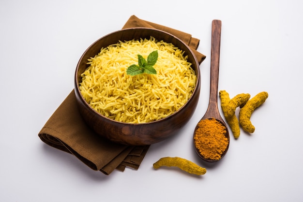 Riz au jasmin au curcuma cuit avec de la curcumine en poudre ou Haldi, cuisine indienne