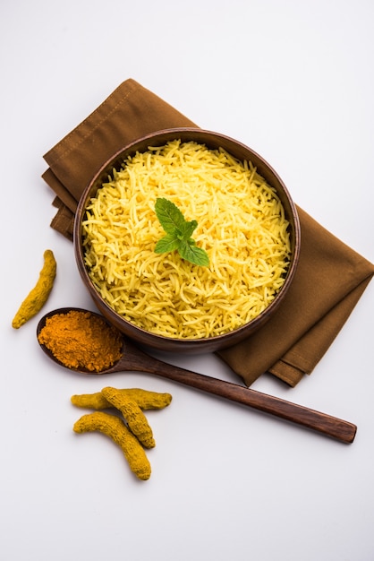 Riz au jasmin au curcuma cuit avec de la curcumine en poudre ou Haldi, cuisine indienne