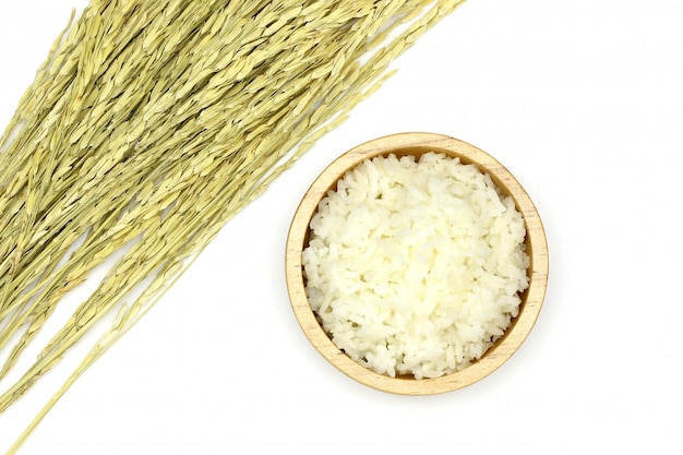 Riz au jasmin cuit isolé dans le bol en bois avec oreille de riz sur fond blanc