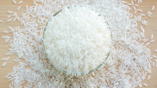 Riz au jasmin dans un bol sur un fond en bois.