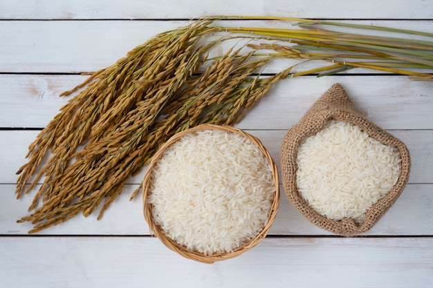 Riz au jasmin thaïlandais sur un bol en bois