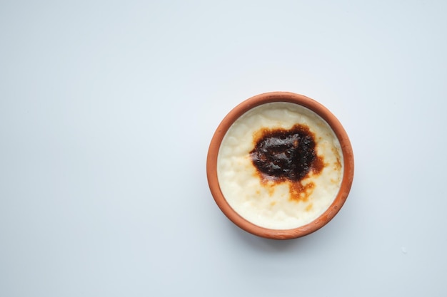 Riz au lait au caramel dans un bocal en verre sur la table