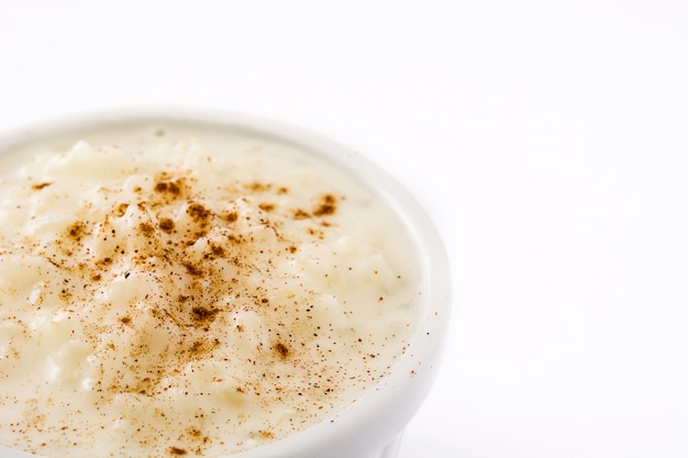 Riz au lait à la cannelle isolé sur fond blanc