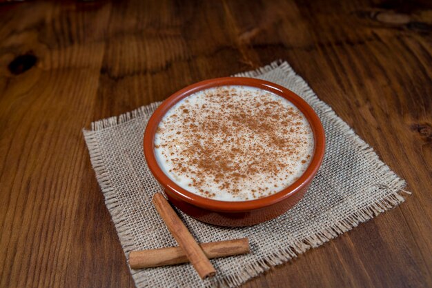 Riz au lait crémeux sur un bol