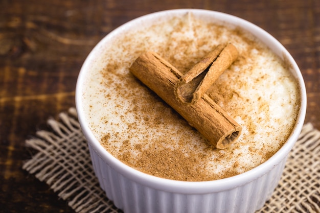 Riz au lait crémeux saupoudré de cannelle