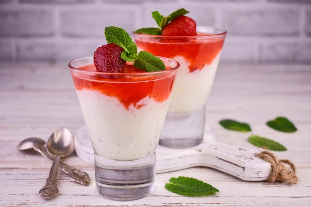 Riz au lait délicat avec de la confiture de fraises.