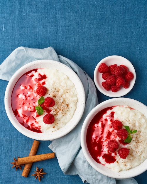 Riz au lait. Dessert au lait français aux framboises.