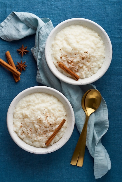 Riz au lait. Dessert de riz au lait français. Petit-déjeuner régime végétalien sain. Vue de dessus, verticale