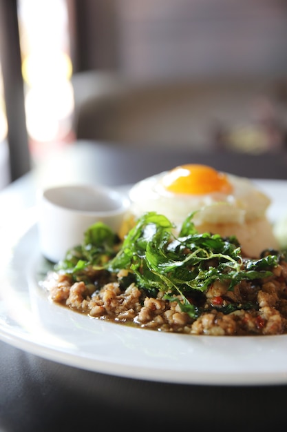 Riz au porc sauté et basilic avec oeuf