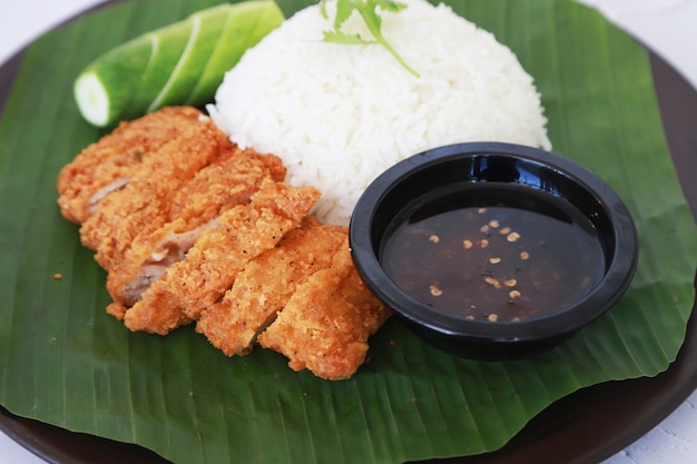 Riz au poulet cuit et sauce chili mis sur la nourriture maison en feuille de bananier