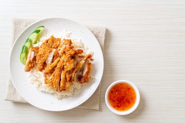 Riz au poulet du Hainan avec poulet frit ou riz soupe au poulet cuit à la vapeur avec poulet frit - Cuisine asiatique