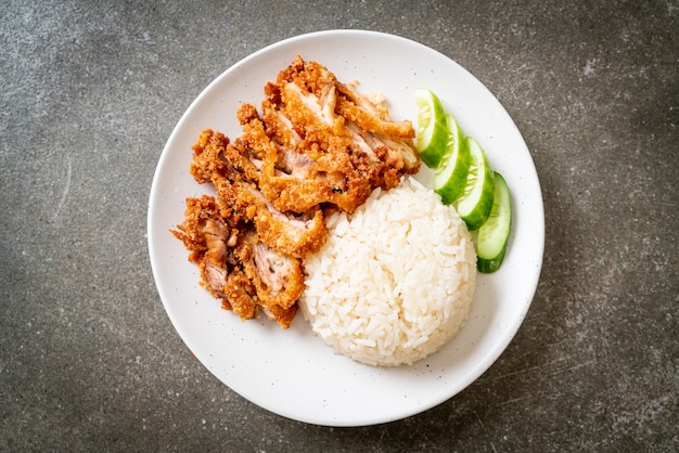 Riz au poulet du Hainan avec poulet frit ou riz soupe au poulet cuit à la vapeur avec poulet frit - Cuisine asiatique