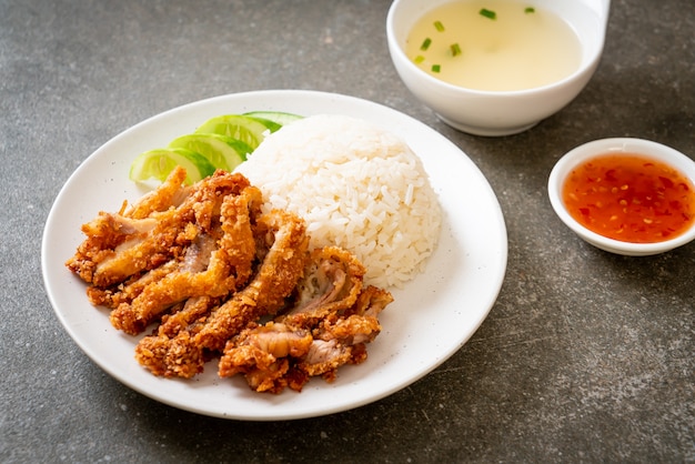 Riz au poulet du Hainan avec poulet frit ou riz soupe au poulet cuit à la vapeur avec poulet frit