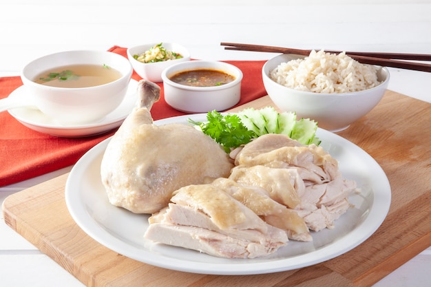 Riz au poulet Hainan, Poulet cuit à la vapeur avec du riz, Khao Mun Kai sur fond de bois
