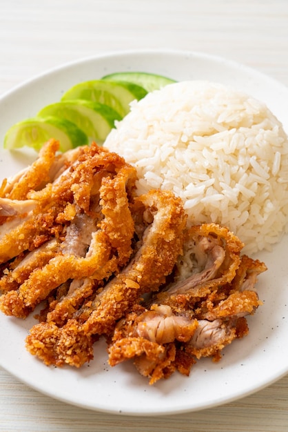 Riz au poulet de Hainan avec poulet frit ou soupe de poulet à la vapeur de riz avec poulet frit - style de cuisine asiatique