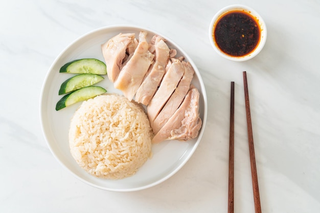 Riz au poulet hainanais ou riz cuit à la vapeur avec soupe au poulet - Style de cuisine asiatique