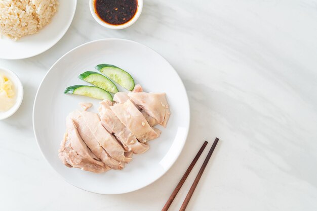 Riz au poulet hainanais ou riz cuit à la vapeur avec soupe au poulet - Style de cuisine asiatique