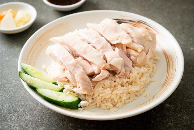 Riz au poulet hainanais ou riz cuit à la vapeur avec soupe au poulet