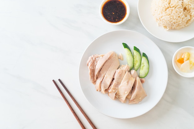 Riz au poulet Hainanese ou riz cuit à la vapeur avec soupe au poulet - style de cuisine asiatique