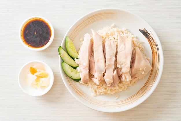 Riz au poulet Hainanese ou riz cuit à la vapeur avec soupe au poulet - style de cuisine asiatique