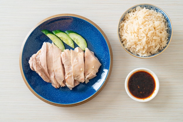 Riz au poulet Hainanese ou riz cuit à la vapeur avec soupe au poulet - style de cuisine asiatique