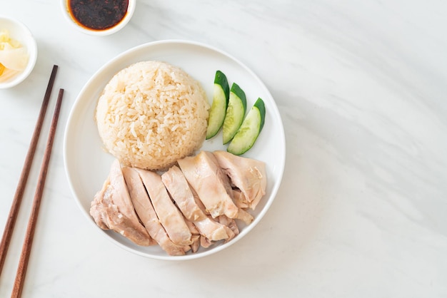 Riz au poulet Hainanese ou riz cuit à la vapeur avec soupe au poulet - style de cuisine asiatique