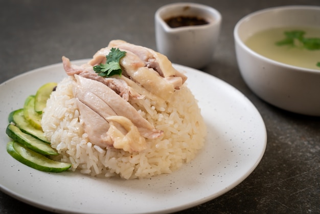 Riz au poulet Hainanese ou riz à la vapeur de poulet